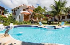 Outdoor pool, pool umbrellas, sun loungers - Recanto da Praia (Paraty)
