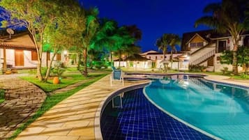 Piscine extérieure, parasols de plage, chaises longues