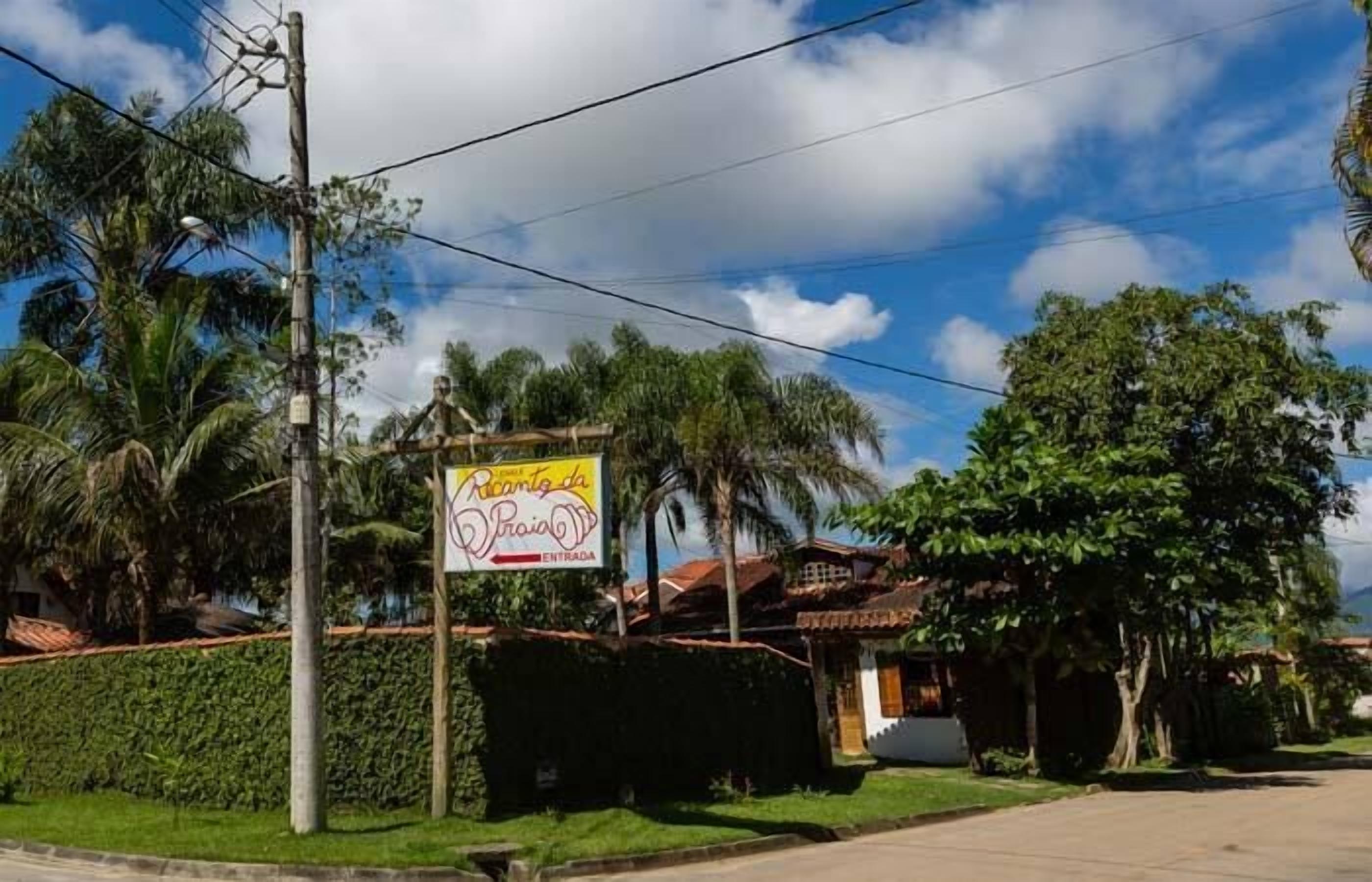 Señal que indica 'Praia da Praia' con un edificio al fondo.