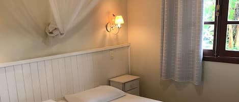 Family Apartment | Minibar, bed sheets