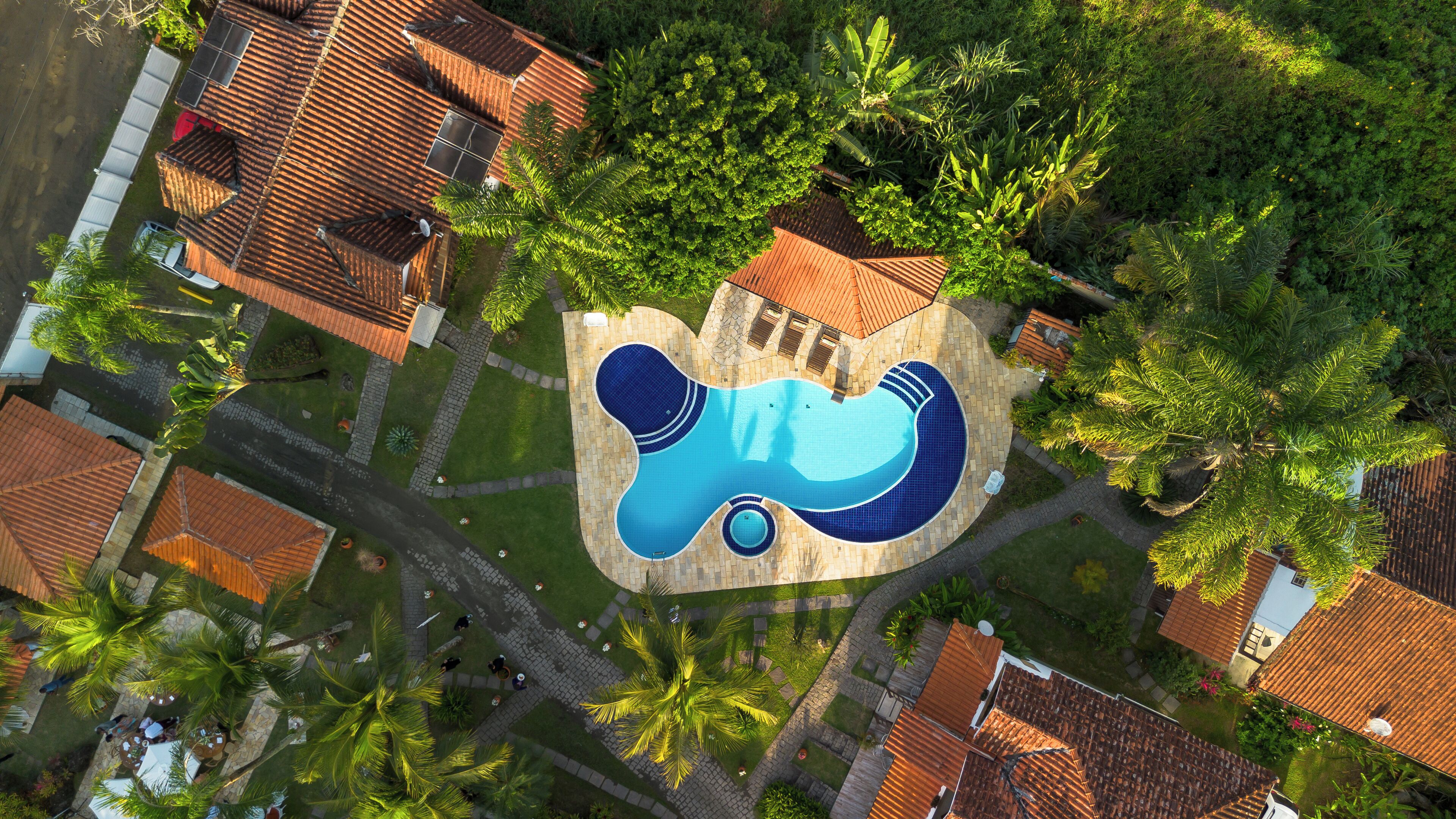 Utendørsbasseng, bassengparasoller og solsenger