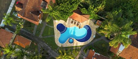 Utendørsbasseng, bassengparasoller og solsenger