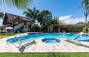 Outdoor pool, pool umbrellas, sun loungers - Recanto da Praia (Paraty)