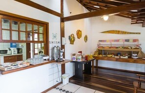 بوفيه فطور مجانًا يوميًا