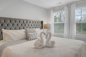 4 slaapkamers, een bureau, een strijkplank/strijkijzer, gratis wifi