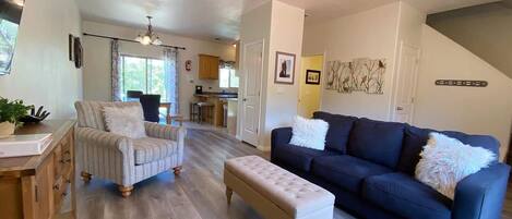 Televisión, chimenea y oficina