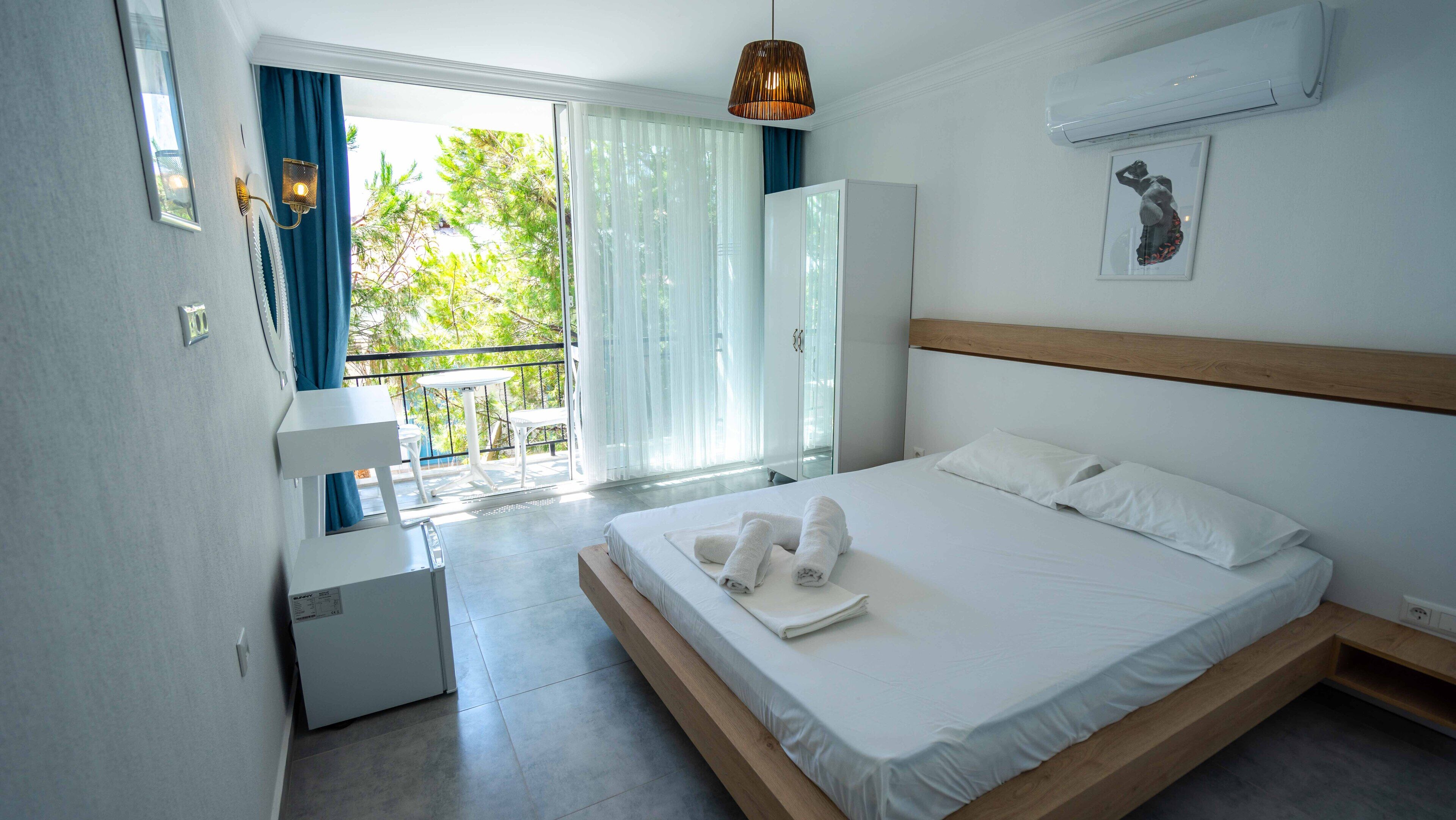 classic room, 1 king bed, balcony, partial sea view | premium bedding, individually decorated, individually furnished