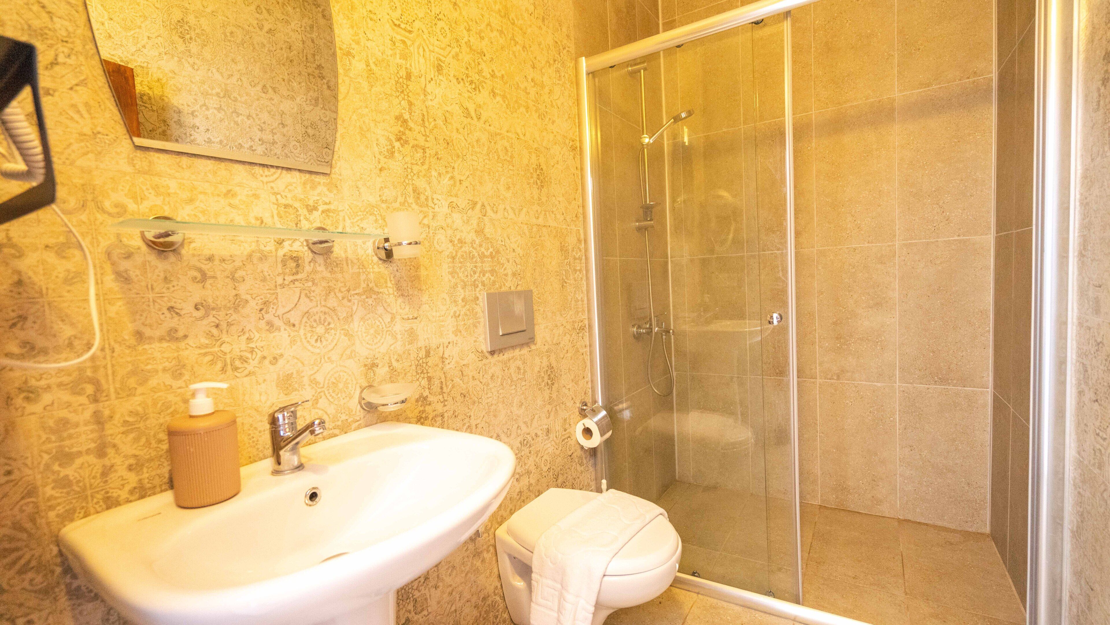 superior quadruple room, multiple beds, balcony, sea view | bathroom | bidet