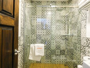 Habitación familiar | Baño | Regadera, regadera tipo lluvia, amenidades de baño gratuitas, toallas 