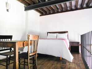 Suite estudio de lujo | Edredón, espacio para trabajar con laptop y ropa de cama 