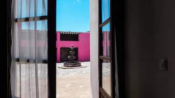 2 habitaciones, edredón y espacio para trabajar con laptop