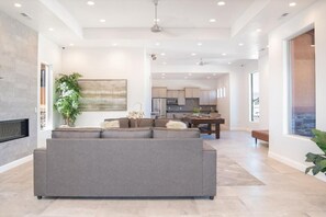 Älytelevisio, takka, kirjoja