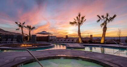 LUXURIOUS POOLSIDE VILLA *Sparkling Clean, Speedy Wireless, Resort Pool, ZION.