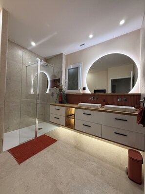 Bañera, toallas, jabón