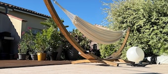 T6 air-conditioned family villa with swimming pool, garden, equipped fitness room