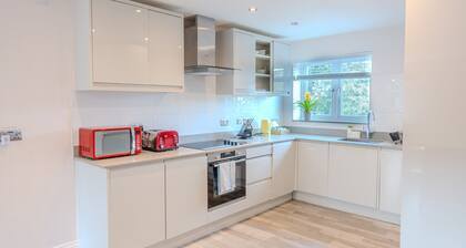 Garland Modern Spacious Apartment, Brentwood 2 With Private Entrance & Parking