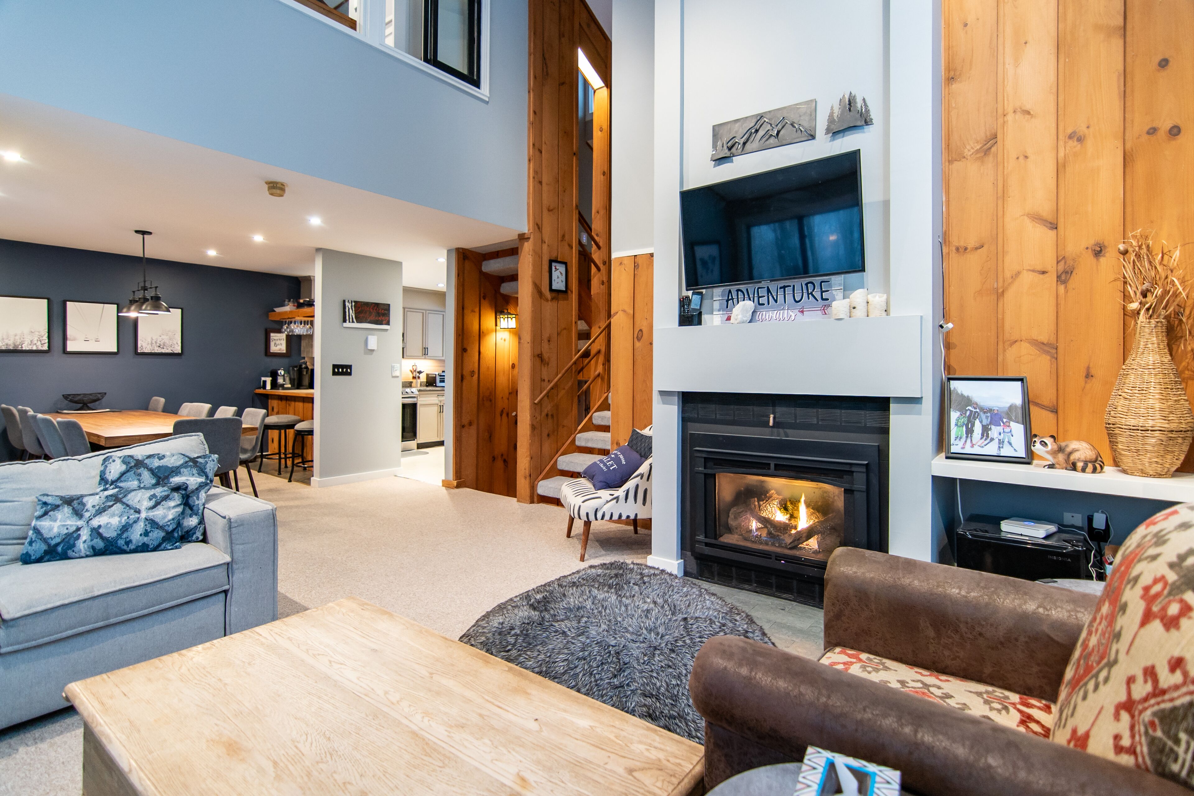 Updated 4 Bed Townhouse 2 Minutes To Loon, Sleeps 11, POOL & On Ski Shuttle