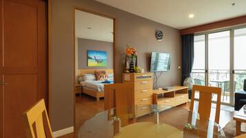 Apartment, 1 Bedroom, Accessible, Balcony | Dining