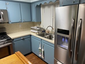 Geladeira, micro-ondas, fogão, cooktop