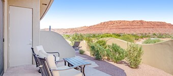 Polished, dog-friendly guesthouse overlooking red rock cliffs - near Snow Canyon