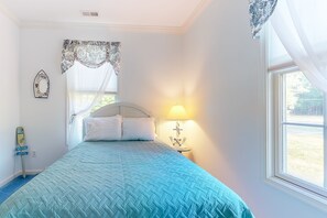 3 bedrooms, iron/ironing board, internet, bed sheets