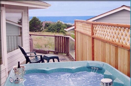 The Pacifica House! Breathtaking Ocean View, Hot Tub, Fireplace, Dog Friendly!