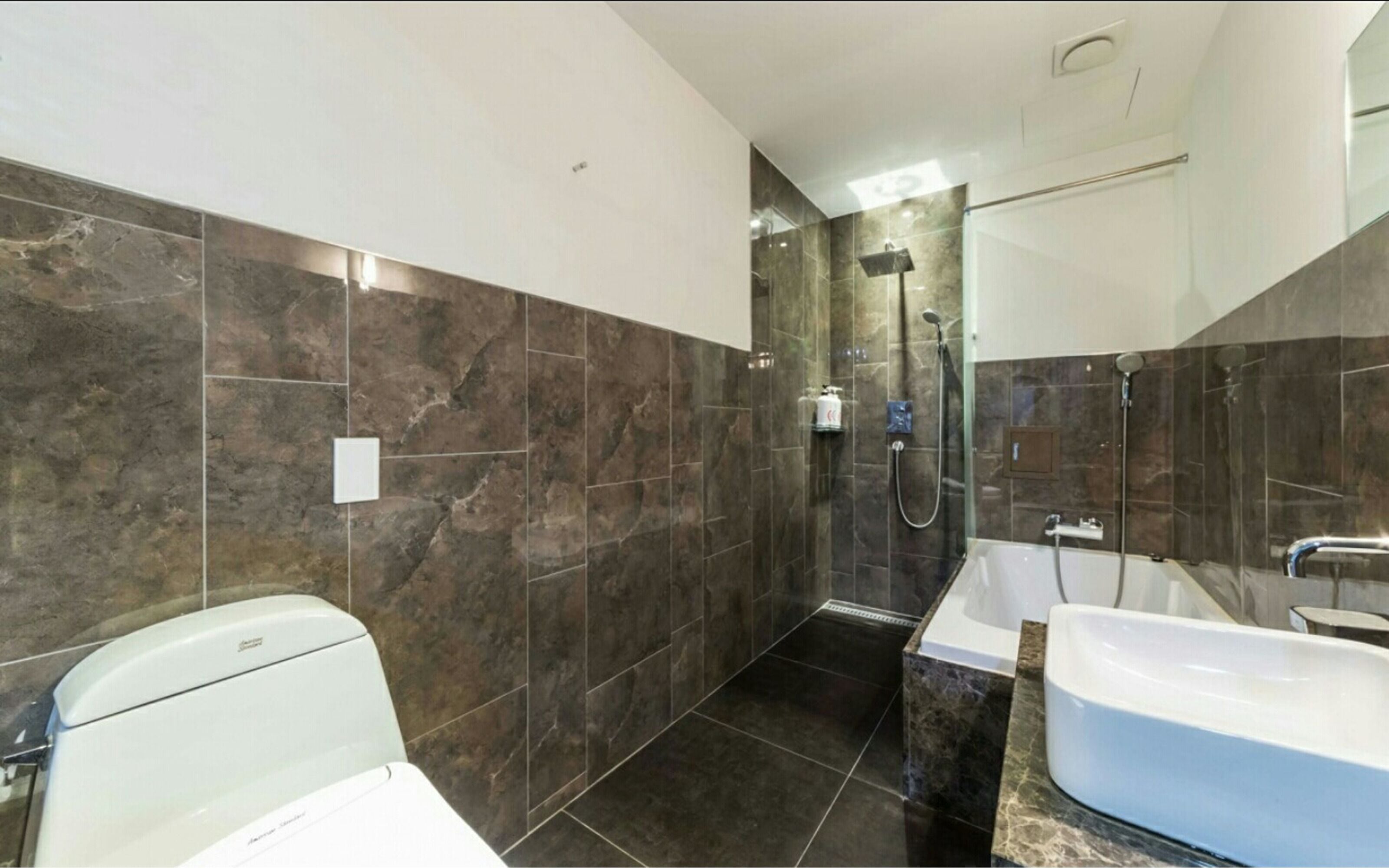 deluxe room | bathroom | hair dryer, bathrobes, slippers, towels