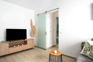 TV - Central Holiday Apartment “Apartamento María Conil Bajo” with Air-Conditioning (Conil de la Frontera)