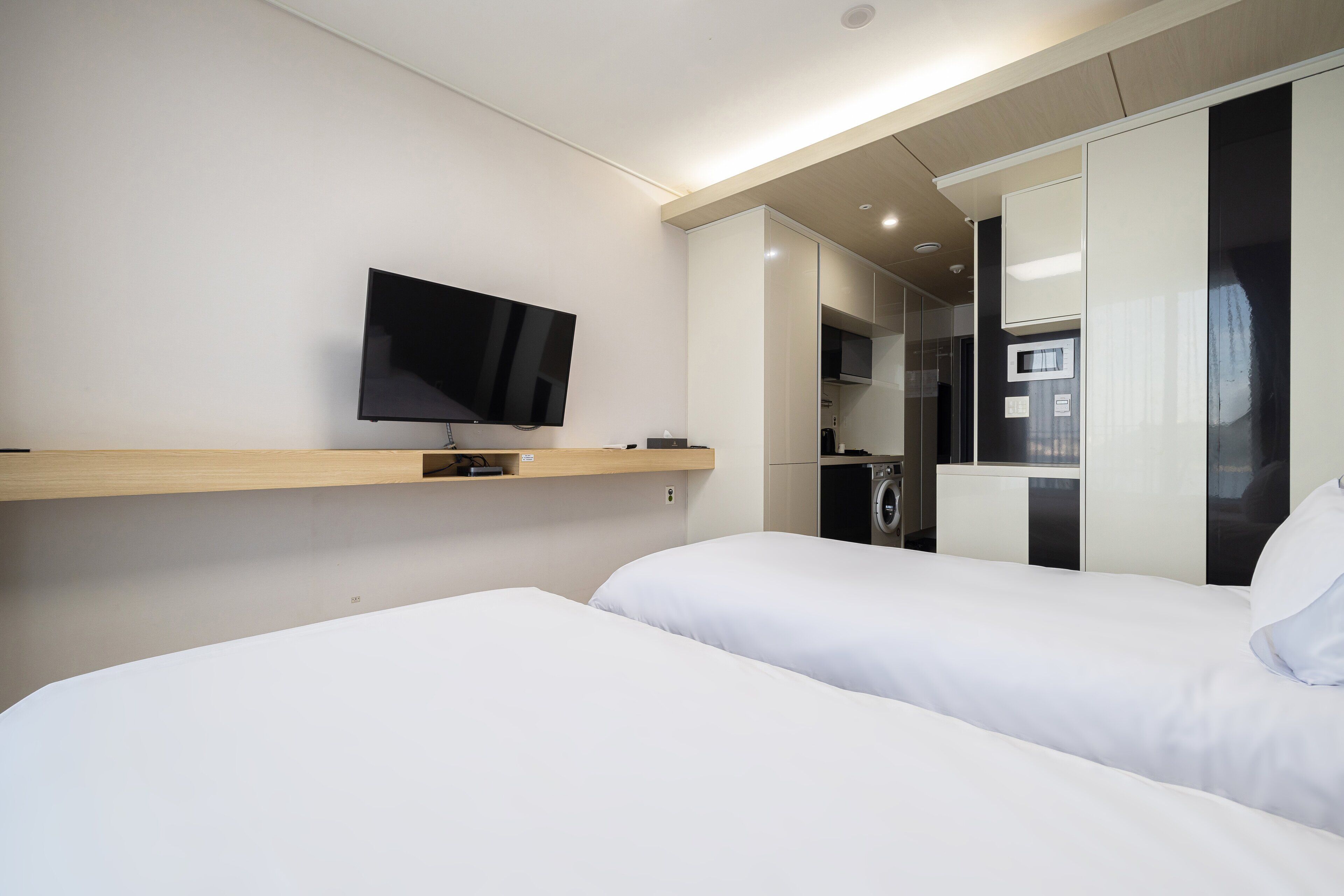 deluxe twin with terrace | blackout curtains, soundproofing, free wifi, bed sheets