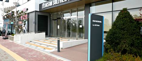 Hotel Ocean Soleview, con fachada moderna, grandes ventanales y entrada visible.