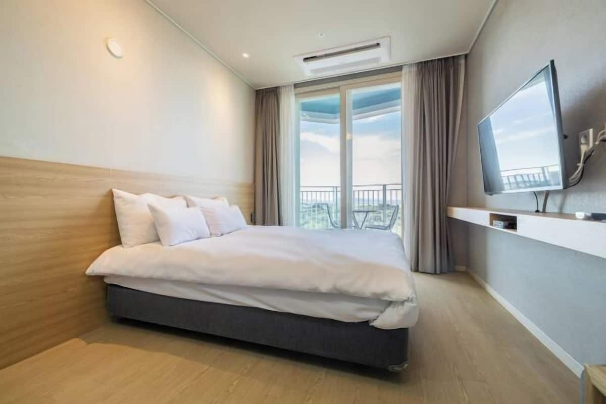 Blackout curtains, soundproofing, free WiFi, bed sheets
