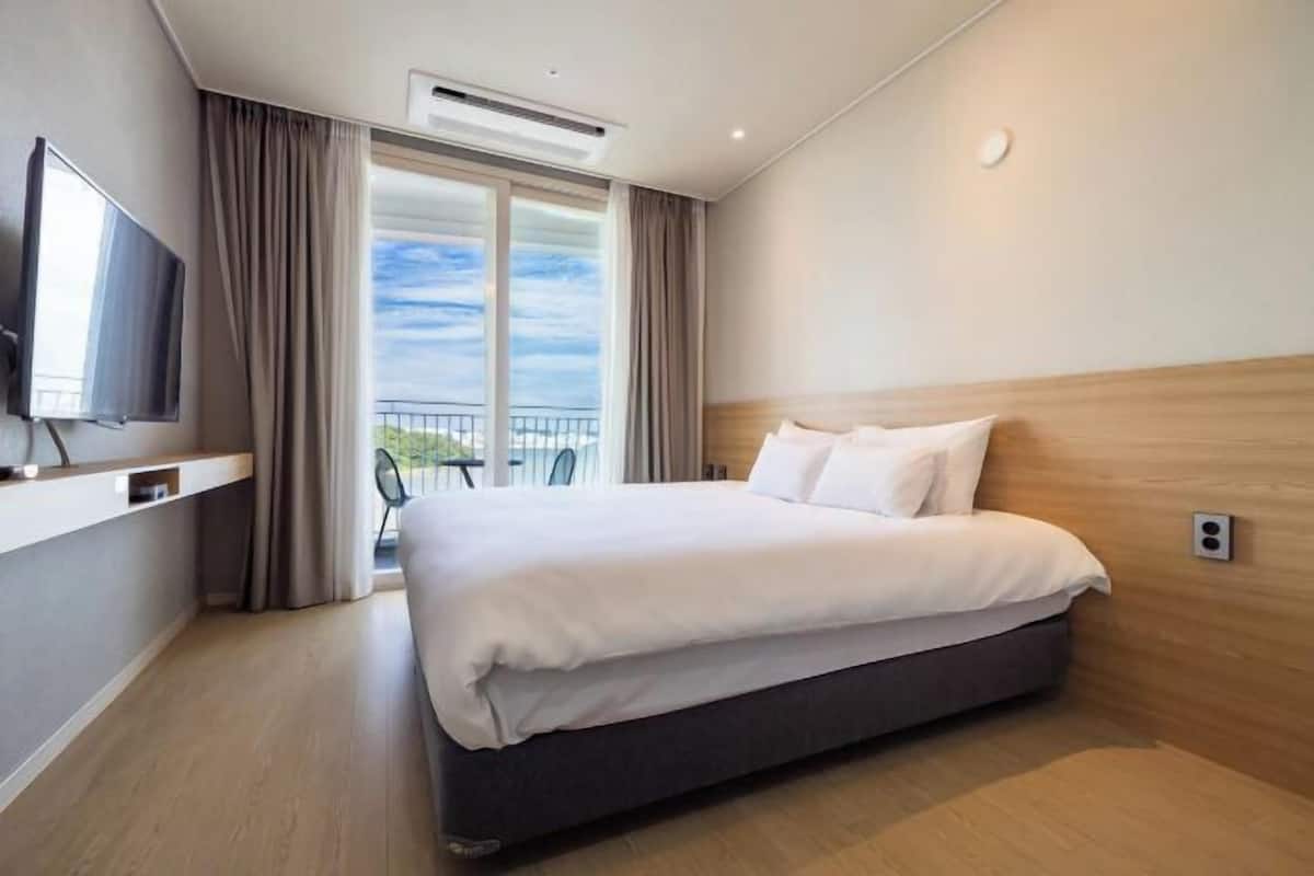 Blackout curtains, soundproofing, free WiFi, bed sheets