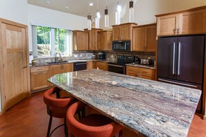 Microwave, oven, stovetop, dishwasher - Private home on cliff-water views and golf simulator (Sturgeon Bay)