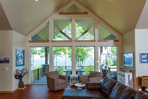 Private home on cliff-water views and golf simulator