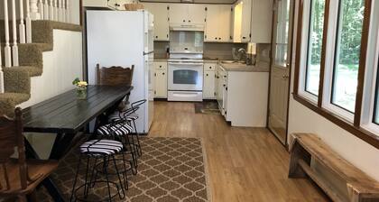 Peaceful Lodge, private drive, 2 boat garage, near launch on Lake Guntersville