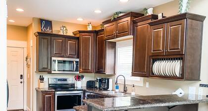 Spring Lily Retreat - Spacious, Lakefront, Hot Tub, Private Dock, Peaceful Cove!