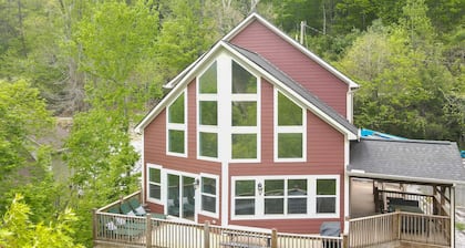 Spring Lily Retreat - Spacious, Lakefront, Hot Tub, Private Dock, Peaceful Cove!