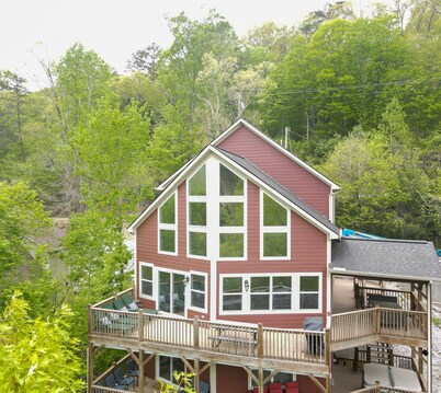 Spring Lily Retreat - Spacious, Lakefront, Hot Tub, Private Dock, Peaceful Cove!