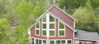 Spring Lily Retreat - Spacious, Lakefront, Hot Tub, Private Dock, Peaceful Cove!