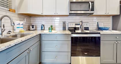 Pristine & Peaceful Condo w/ Free Attraction TIckets & Shared Pool