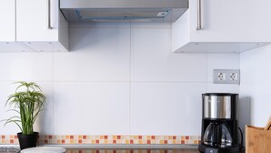 Coffee/tea maker, fridge, microwave, toaster - Housingleon - Main Square new brand terrace house (León)
