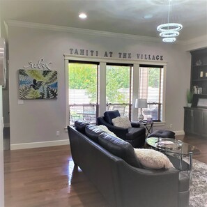 Smart TV, fireplace, books, offices