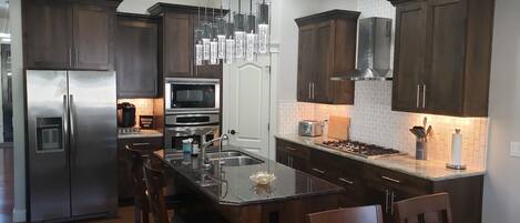 ثلاجة، ميكروويف، فرن، موقد طهي مسطح