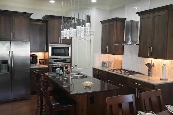 Jääkaappi, mikroaaltouuni, uuni, liesi