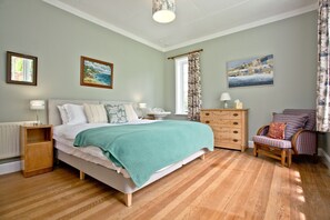 4 Schlafzimmer, Schreibtisch, Bügeleisen/Bügelbrett, Internetzugang