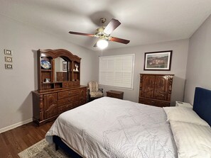 5 bedrooms, desk, iron/ironing board, travel crib - Filmed in movie-Large Quiet 5 BR, 2.5 Bath, 8 beds with King Next to Germantown (Memphis)