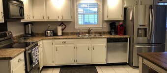 Large Very Quiet 5 BR, 2.5 Bath, 8 beds with King Next to Germantown