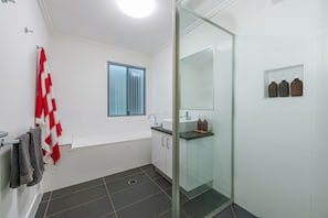 Baignoire, sĂšche-cheveux, serviettes fournies, savon