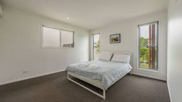 3 bedrooms, desk, iron/ironing board, free WiFi