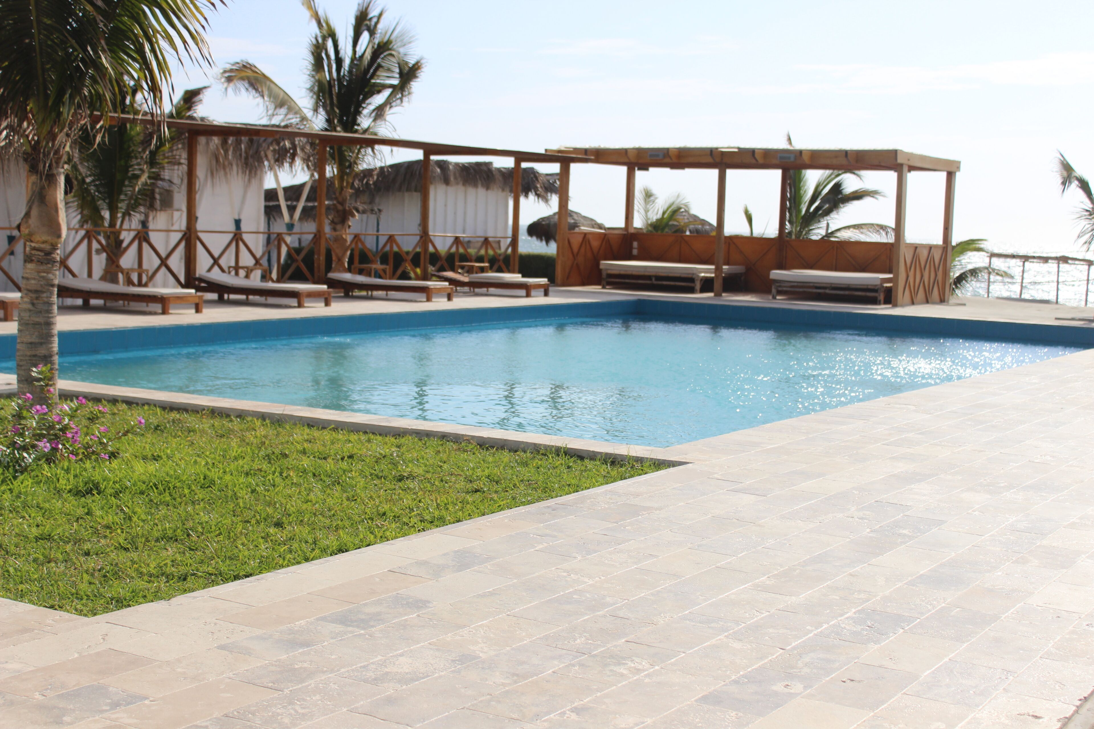 室外游泳池，日光浴躺椅